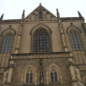 Průčelí, Stavba pod patronátem kutnohorských měšťanů započala v roce 1388 pod vedením Jana Parléře, syny slavného dvorního architekta císaře Karla IV. Petra Parléře. Jan, který je autorem věnce chórových kaplí, se zcela zjevně inspiroval nejen dílem svého