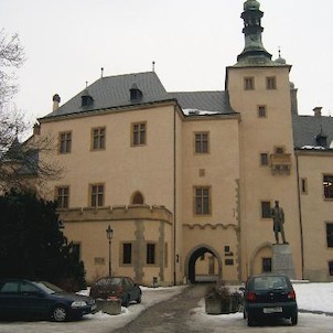 založení Vlašského dvora, V odborné literatuře se založení Vlašského dvora klade na konec 13. století, název „Vlašský dvůr“ (podle florentských mistrů - Vlachů) je archivními prameny doložen roku 1401.
