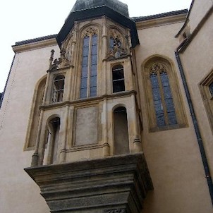 Královská kaple, Královská kaple je zasvěcena patronům země české a uherské Sv. Václavovi a Sv. Ladislavovi, vznikla koncem 14. století a patří k vrcholům české gotické architektury.