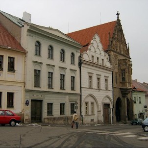 Kamenný dům v Kutné Hoře, Do dnešní podoby jej přestavěl v roce 1489 Mistr Brikcí z Vratislavi. Kamenný dům byl několikrát přestavován, měnil majitele, až jej získalo v 19. století definitivně město.