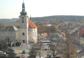 Uhlířsko Janovické náměstí s kostelem sv. Aloise