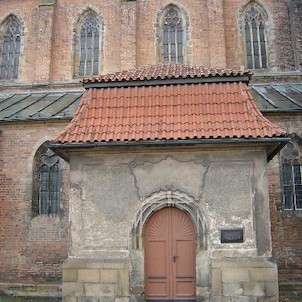 ze severu, Gotický chrám byl postaven za krále Václava II. v letech 1282-1305 a byl původně zasvěcen sv. Mikuláši.