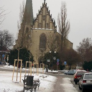 Chrám Sv.Bartoloměje, Gotický chrám svatého Bartoloměje na Husově náměstí stojí na místě románského kostela, který zanikl při požáru před rokem 1352.