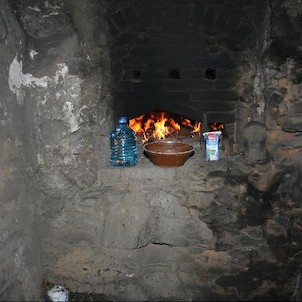 Hamousův statek, V černé kuchyni se připravuje pečení chleba.