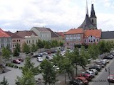 Mírové náměstí a v pozadí kostel svatého Mikuláše