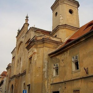 Čelní pohled, Židovská synagoga byla postavena stavitelem Johanem Staňkem v letech 1871-1873 v byzantinizujícím slohu se dvěma věžemi, které dnes dokreslují charakteristické východní panorama města.