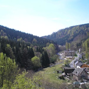 výhled ze skály, Načetínské údolí, vlevo svah české hory Vyhlídka, stavení a silnice za potokem již leží na německém území (město se jmenuje Rothenthal).