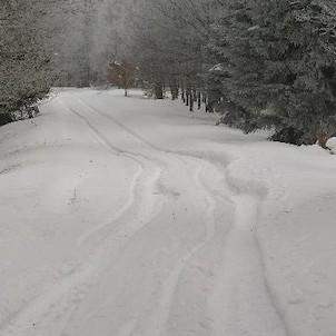 pod Jeřabinou, silnice z Křižatek do Mníšku v zimě