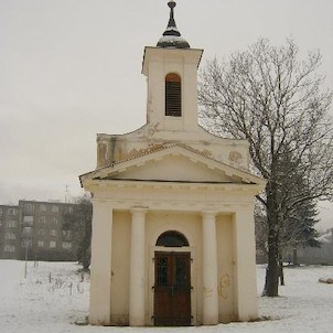 Kaple Valdštejnů, Hraběnka Karolina Valdštejnovna nechala roku 1829 nad rodinou hrobkou vybudovat zděnou kapli v klasicistním slohu.