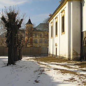 zámek Kostomlaty, pohled od kostela