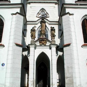 Gotizující vstupní portál chrámu Narození p. Marie J.B.Santiniho v Želivi