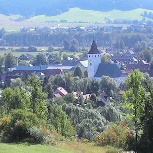 panorama Veličnej z kopca mníška
