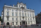 Arcibiskupský palác, Pałac Arcybiskupi . Pałac kupił w 1562 Fedynand I pozakończeniun wojen husyckich dla pierwszego katolickiego arcybiskupa. Fasada rokokowa proj. Jphanna Josepha Wircha około 1760. Nad wcześniejszym portalem z XVII - herb arcybiskupa An