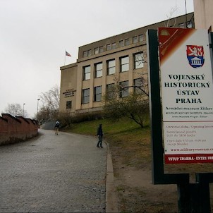 Vojenský historický ústav Praha, Vojenský historický ústav je odborná vědecká instituce zabývající se vojenskou historií na našem území. Ústav zřizuje tato muzea: Armádní muzeum, Letecké muzeum ve Kbelích a Vojenské technické muzeum v Lešanech. Vojenské h