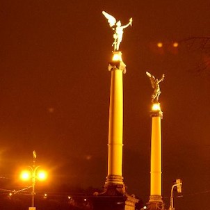 Čechův most v Praze, Na obou koncích mostu jsou vždy dvě bronzové postavy Viktorií (tj. sochy Vítězství) s pozlacenými ratolestmi, a jsou umístěné na 17,5 m vysokých litinových sloupech. Samy Viktorie jsou vysoké přes 3m, jsou dílem sochaře Antonína Poppa