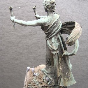 Výzdoba návodního pilíře, Na návodních pilířích jsou bronzové sochy světlonošů s pochodněmi, jejichž autory jsou L. Herzl a Karel Opatrný.