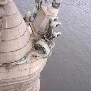 Hydry, Sochař Luděk Wurzl vytvořil bronzové šestihlavé hydry se znaky Prahy na zhlavích po vodě.