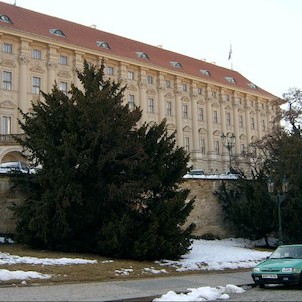 Černínský palác z východu, V květnu 1945 byla v Černínském paláci obnovena činnost československého ministerstva zahraničních věcí. Opět byly prováděny potřebné vyklizovací práce a úpravy. Při vysypávání vynášeného písku a hlíny z krytů byl tehdy objeven