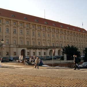 Černínský palác, Palác si dal postavit podle projektu arch. Francesca Carattiho v letech 1669 - 82 hrabě Jan Humprecht Černín z Chudenic, císařský vyslanec v Benátkách. Po Carattiho smrti působili při stavbě Giovanni Battista Maderna, Domenico Egidio Ross