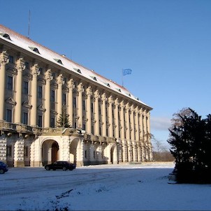 Před Černínským palácem