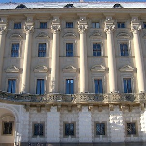 Průčelí paláce