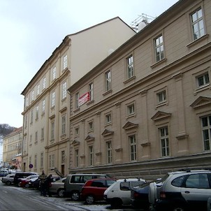 Pohled z Hellichovy ulice, Původně se zde rozkládala osada Nebovidy, jejíž význam pomalu upadal po zániku brodu ve 13. stol. a také v souvislosti s budováním nových městských hradeb. Kronikář Kosmas zmiňuje v těchto místech v 11. stol. židovské osídlení s