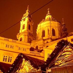 Noční pohled z Malostranského náměstí, Na Malostranském náměstí stával gotický farní kostel sv. Mikuláše vystavěný po r. 1283. Ten byl po r. 1620 v rámci rekatolizace zásluhou Albrechta z Valdštejna předán jezuitům a fara byla přeložena k sousednímu koste