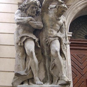 Výzdoba - antické sochy 2, Sochařské práce provedla dílna Matyáše Bernarda Brauna: průčelí paláce s dvěma portály sochami gigantů u obou portálů a výplněmi představujícími činy Herkulovy.