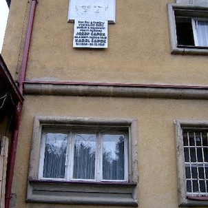 Pamětní deska, V r. 1983 byla v levém rohu jejich dvojvily slavnostně odhalena pamětní deska oběma bratrům.