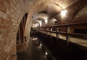 Přívodní galerie podzemních usazovacích nádrží