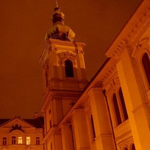 Stavba kostela Sv.Salvátora, Stavba kostela Sv.Salvátora byla ve své době významnou politickou událostí v Čechách, neboť se jednalo o jednu z prvních novostaveb nekatolického chrámu po vydání Majestátu císaře Rudolfa II. (1576 – 1611).