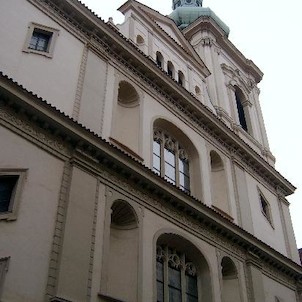Goticko–renesanční bazilika, Realizátorem této trojlodní goticko–renesanční baziliky byl J. B. Christoffel z Graubündenu, autorem projektu pak J. D. de Barifis.