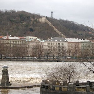 Hladová zeď a rozbouřená Vltava