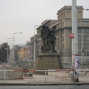 Plastiky od Jana Štursy 2, Nejvýznamnější a nejznámější plastiky jsou skupiny Práce a Humanita, které vytvořil Jan Štursa v letech 1911 - 13. V postavě muže s kladivem na sousoší Práce zpodobnil autor sám sebe jako kameníka.