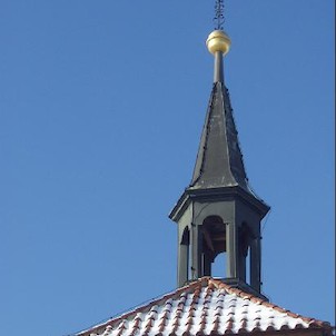 Praha-Třeboradice-detail věže kostela