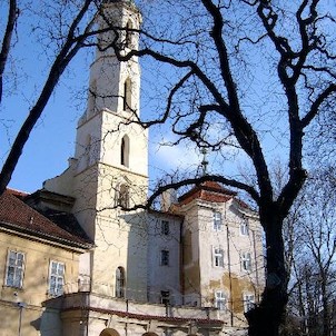 Kostel Sv.Kateřiny, Unikátní barokní sálová stavba s příčnou lodí, uvnitř bohatě architektonicky členěná. Z původního gotického kostela byla ponechána pouze vysoká, dole čtyřhranná a v horní části osmiboká štíhlá věž, zvaná