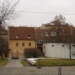 Pohled ze severu, Klášter sv. Anežky České je původně komplexem dvou objektů - ženského kláštera klarisek a mužského kláštera minoritů, který byl založen v sousedství. Jednopatrová nápadně dlouhá budova konventu klarisek je z režného cihlového zdiva, pečl