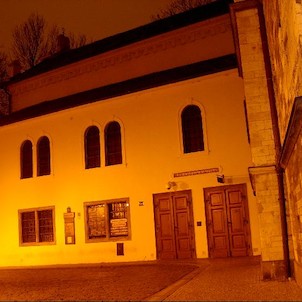 Klausová synagoga, Byla největší synagogou ghetta, druhou hlavní synagogou pražské židovské obce a synagogou pražského pohřebního bratrstva (instituce pečující o židovské pohřby a hřbitovy, o nemocné, přestárlé a umírající).