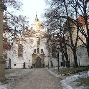 Průčelí kostela