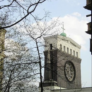 Plečnikův kosel Nejsvětějšího Srdce Páně, Kostel architekta Plečnika na náměstí Jiřího z Poděbrad v Praze, který je navržen na zaspání do seznamu památek světového dědictví UNESCO.