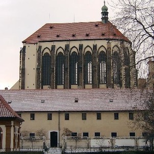 Pohled z Františkánské zahrady, Chrám je nejvyšší kostelní stavbou v Praze a byl založen jako součást karmelitánského kláštera| českým králem a císařem Karlem IV. (1346 – 1378) v roce 1347.