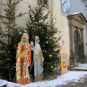 Před kostelem o Vánocích