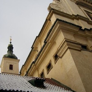 Průčelí a věž, Ve věži kostela jsou tři zvony. Dva, i když přelité, jsou původní. Ten s hlubším hlasem, dílo zvonaře Brikcích z Cimburku z r. 1595 byl nazván jménem Jan Hus, po přelití v r. 1829 jej zvonař Karel Bellman nazval Jan Křtitel. Menší ze zvonů