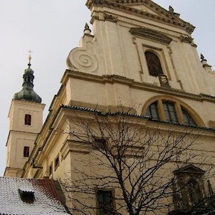 Průčelí s věží