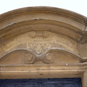 Nápis nad dveřním portálem