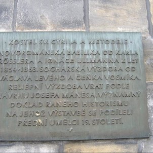 Infotabule na zdi kostela