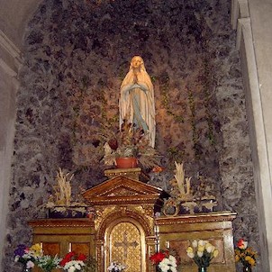 Jeden z vedlejších oltářů