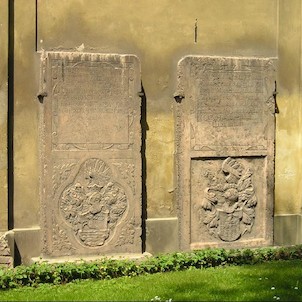 Náhrobky kolem kostela sv. Jindřicha