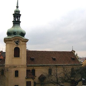 Kostel sv. Mikuláše, Postaven v barokním slohu roku 1704 na místě románského kostelíka, připomínaného již roku 1028. V roce 1896 byl přestavěn, došlo k jeho prodloužení a byl opatřen novým průčelím.
