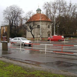 Bývalý hřbitovní kostel, Při výstavbě komunikací na Olšanech byla zbořena část hřbitovní zdi, za níž kostel sv. Rocha stával, stejně jako musela výstavbě ustoupit stará fara. A tak dnes stojí tento kostel (lidově pro svůj tvar nesprávně nazýván také rotun